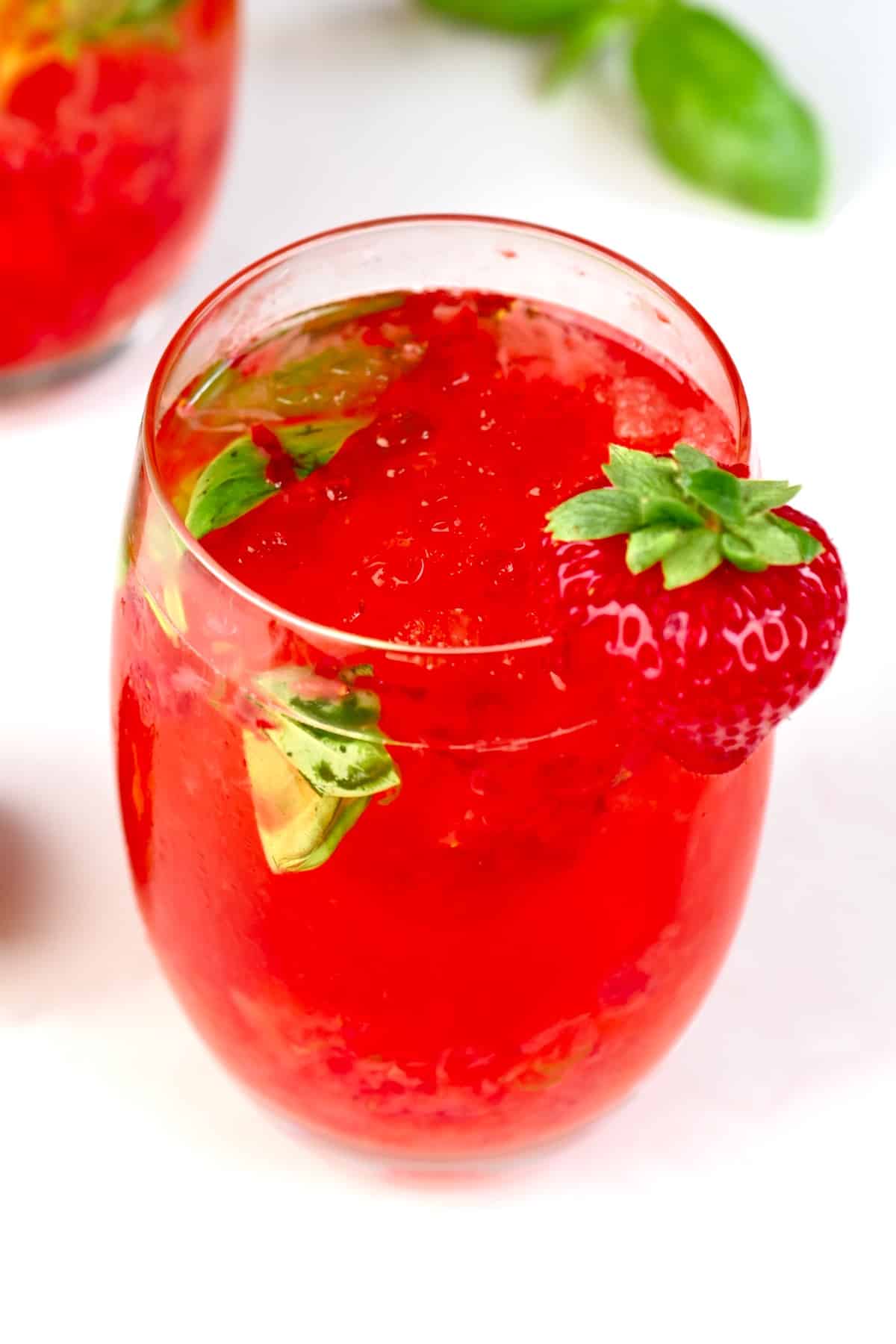 https://www.alphafoodie.com/wp-content/uploads/2020/08/Strawberry-Mocktail-with-strawberries-and-basil.jpeg