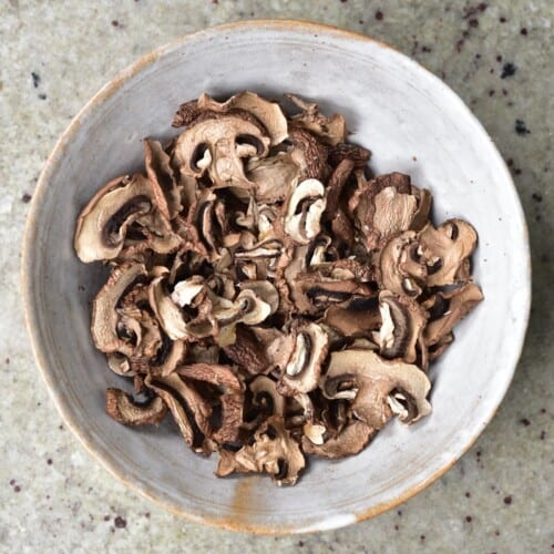 https://www.alphafoodie.com/wp-content/uploads/2021/02/How-to-Dry-mushrooms-1-of-1-500x500.jpeg