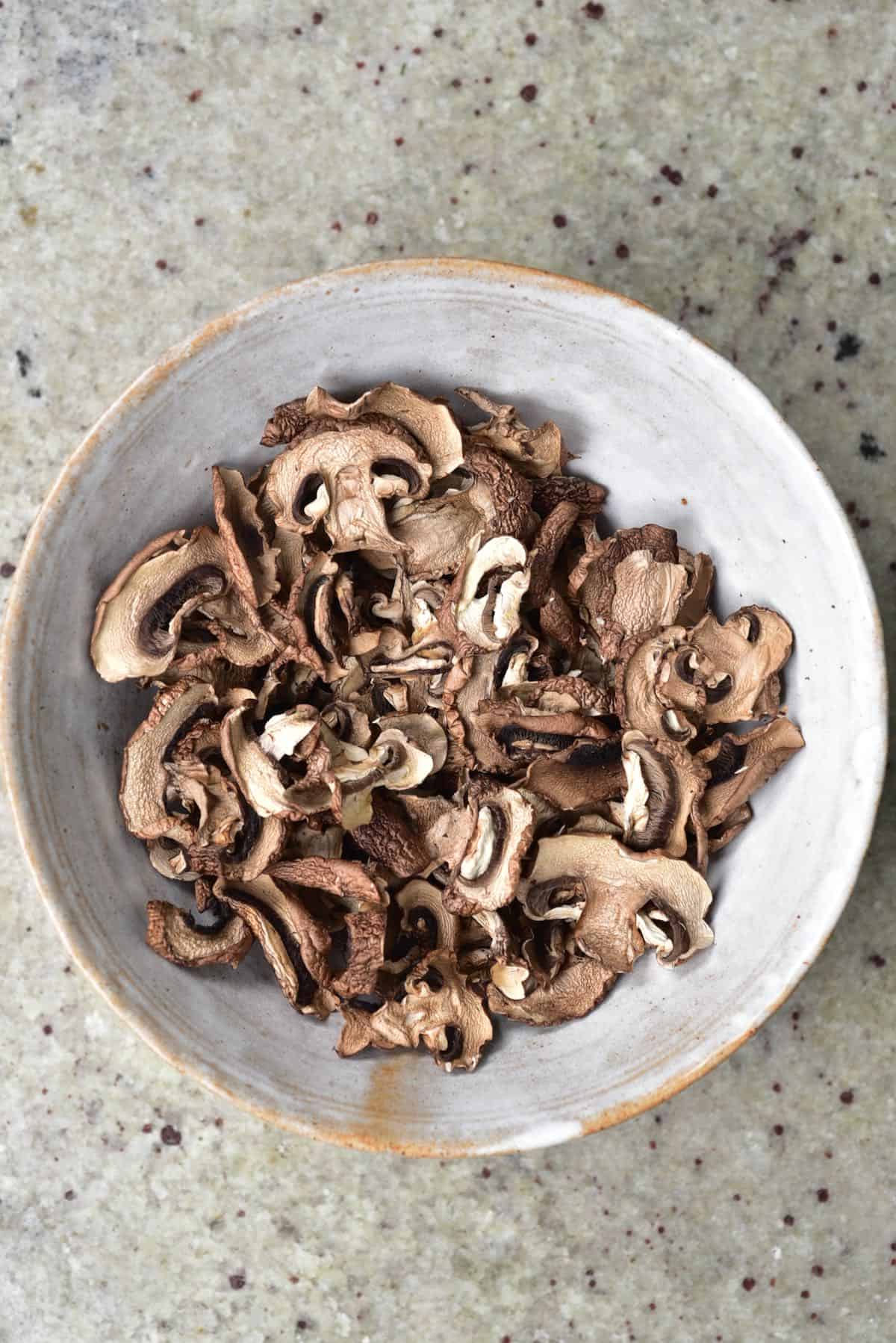 https://www.alphafoodie.com/wp-content/uploads/2021/02/How-to-Dry-mushrooms-4-of-5.jpeg