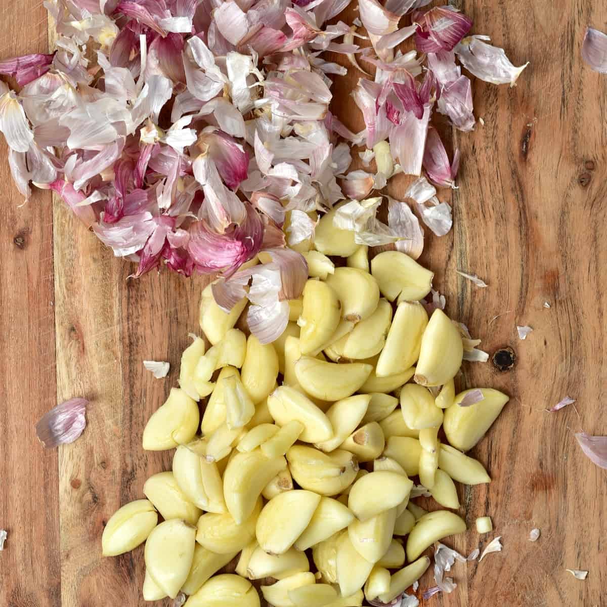 https://www.alphafoodie.com/wp-content/uploads/2021/02/How-to-easily-peel-Garlic-1-of-1.jpeg