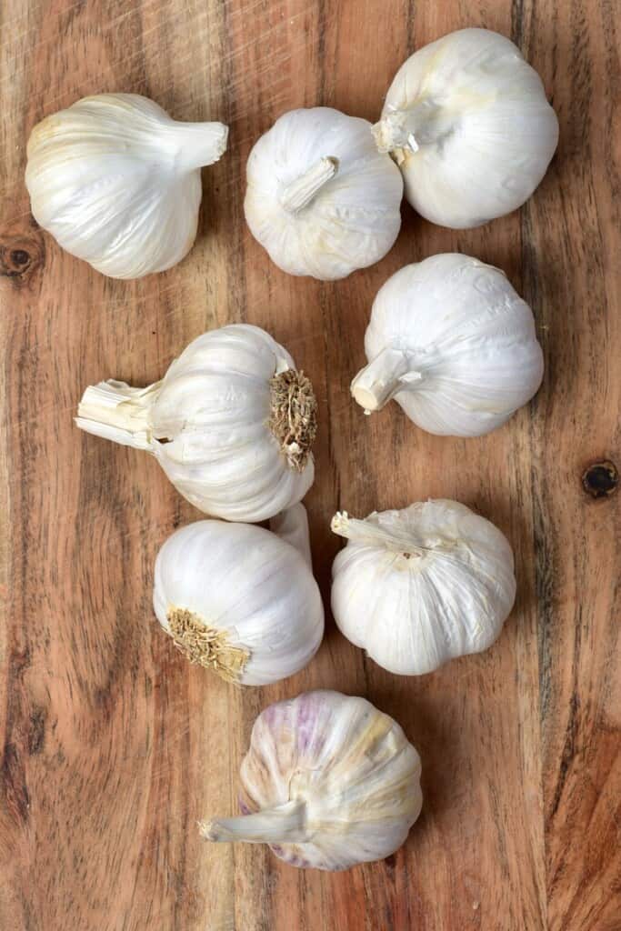 https://www.alphafoodie.com/wp-content/uploads/2021/02/How-to-easily-peel-Garlic-several-garlic-heads-683x1024.jpeg