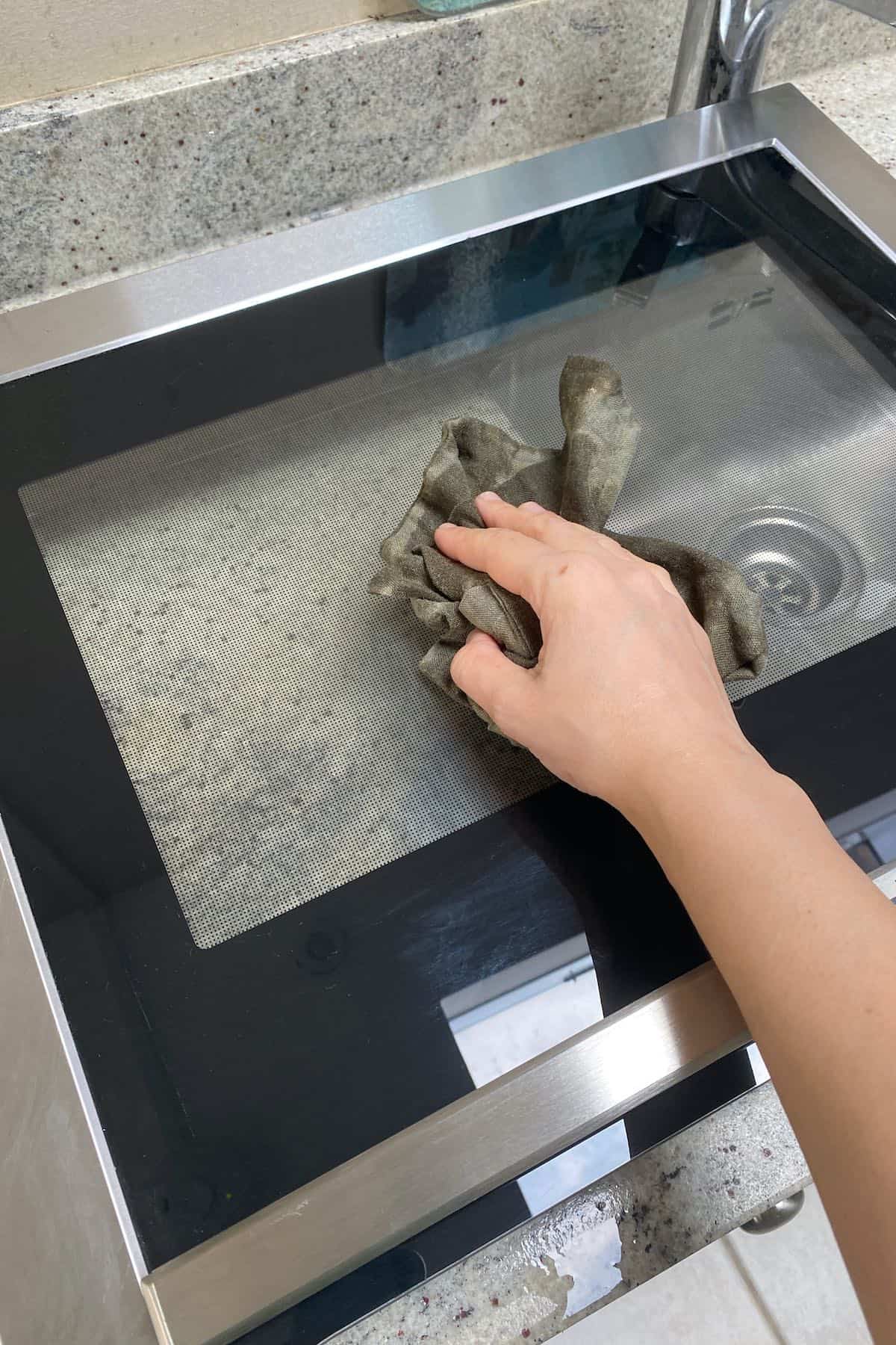 How to Clean an Oven With Baking Soda in 10 Simple Steps