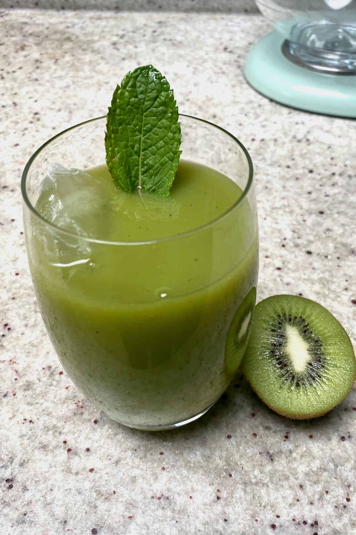https://www.alphafoodie.com/wp-content/uploads/2021/08/Kiwi-Juice-A-glass-with-kiwi-juice.jpeg