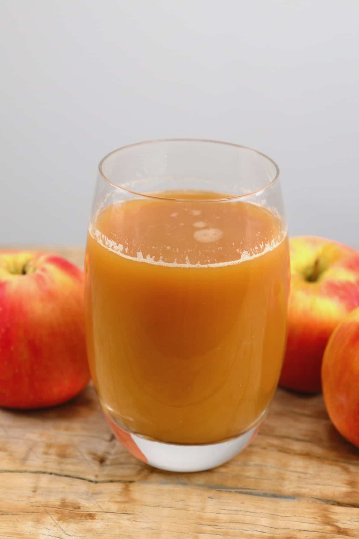 How to Make Apple Juice (With and Without Juicer)