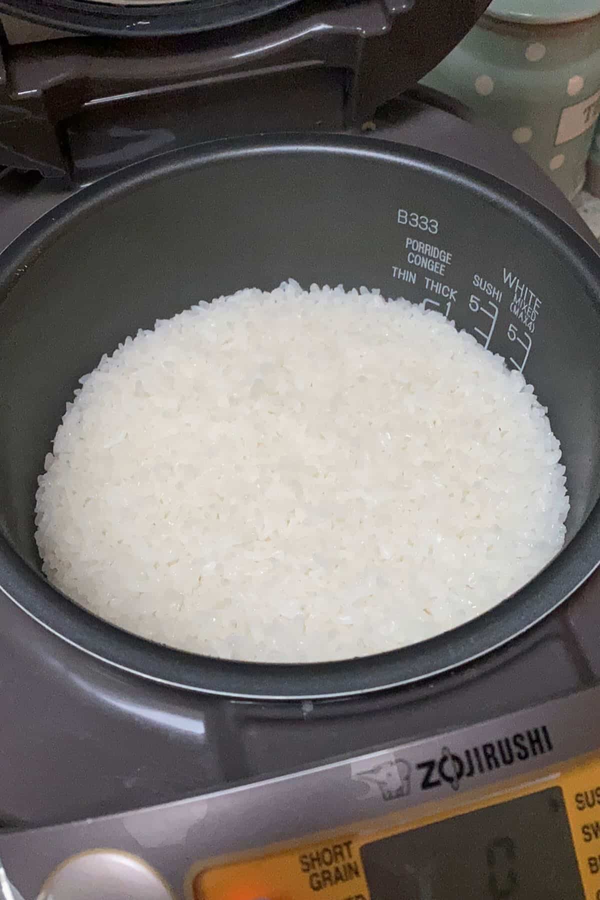 https://www.alphafoodie.com/wp-content/uploads/2022/01/Sushi-Rice-Cooked-rice-in-a-rice-cooker.jpeg
