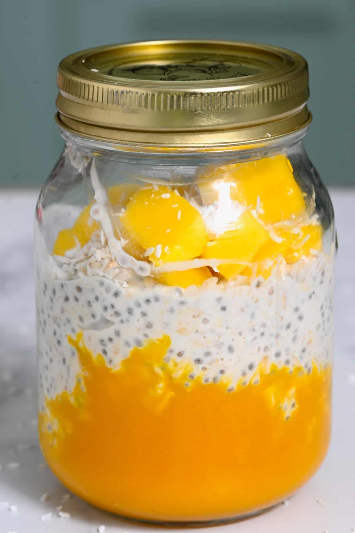 https://www.alphafoodie.com/wp-content/uploads/2022/06/How-to-Make-Overnight-Oats-A-jar-with-mango-coconut-overnight-oats.jpeg