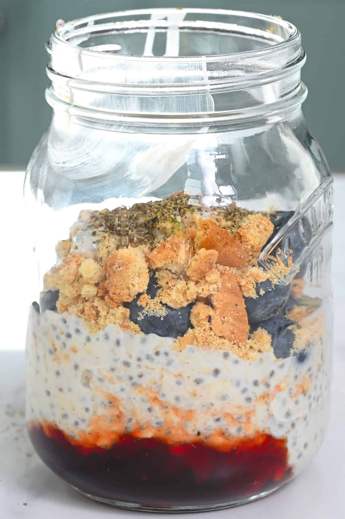 https://www.alphafoodie.com/wp-content/uploads/2022/06/How-to-Make-Overnight-Oats-Blueberry-pie-overnight-oats-in-a-jar.jpeg