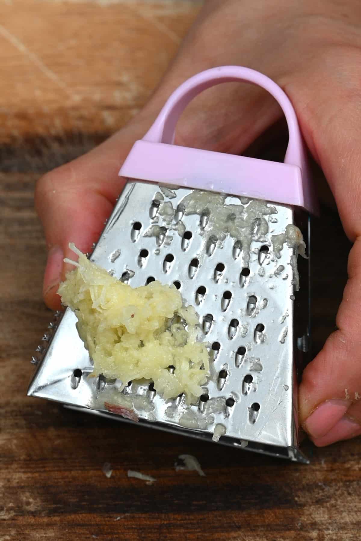 How to Cut Garlic {Minced, Sliced, Crushed} - FeelGoodFoodie