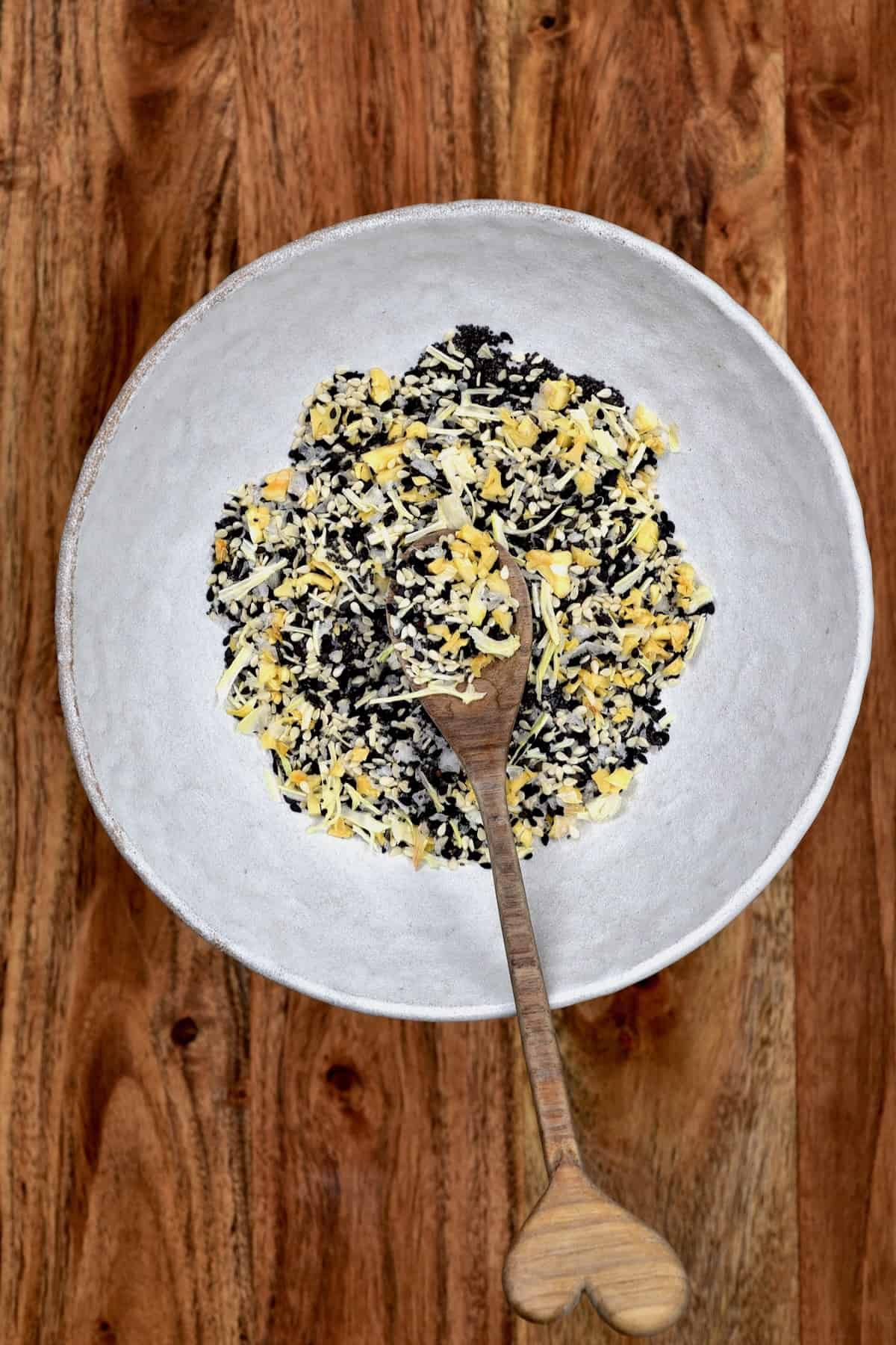 https://www.alphafoodie.com/wp-content/uploads/2023/02/Everything-Bagel-Seasoning-A-bowl-with-bagel-seasoning.jpeg