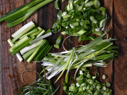 https://www.alphafoodie.com/wp-content/uploads/2023/02/How-to-cut-green-onions-square-500x375.jpeg