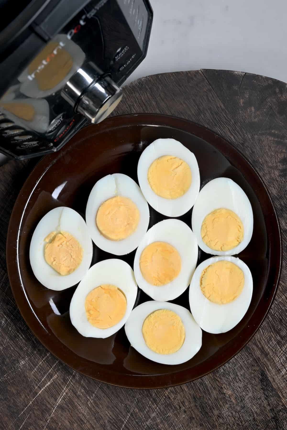 https://www.alphafoodie.com/wp-content/uploads/2023/03/Instant-Pot-Boiled-Eggs-Main-1.jpeg