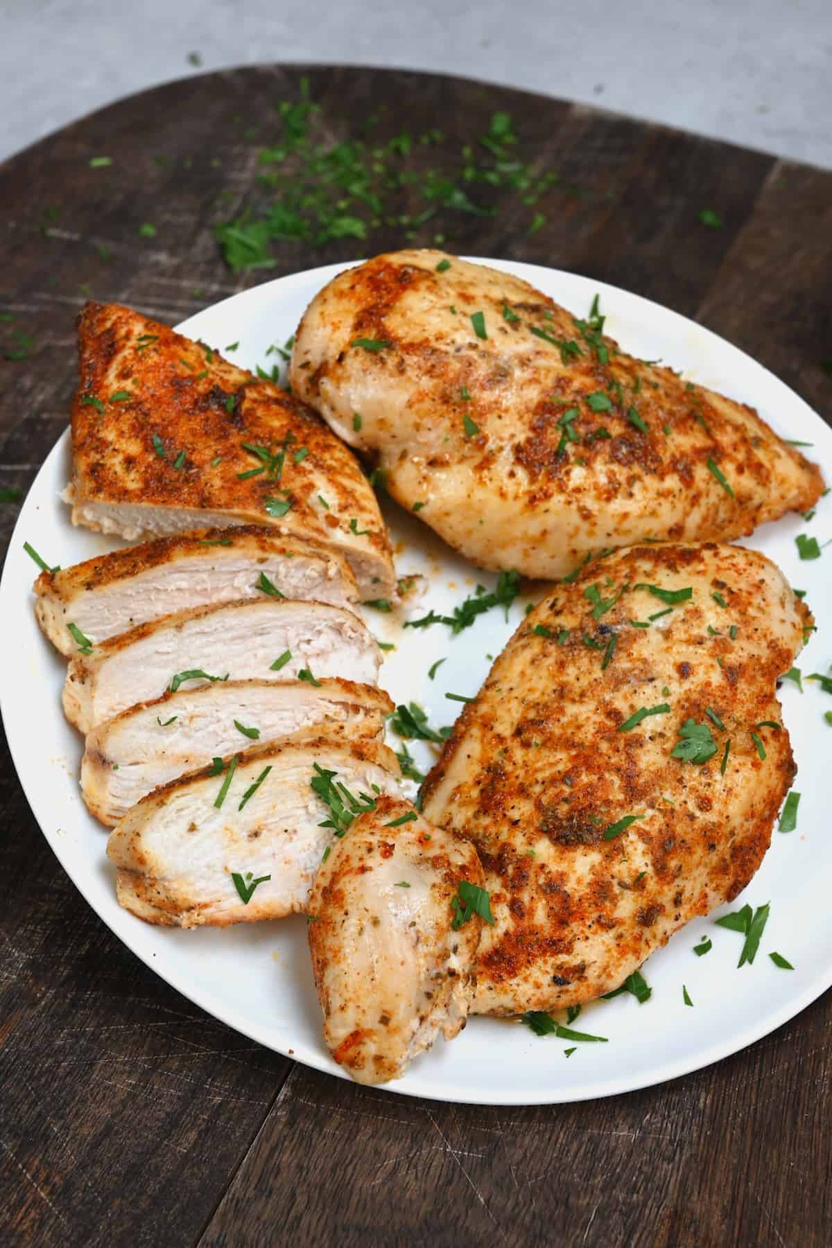 https://www.alphafoodie.com/wp-content/uploads/2023/07/Air-Fryer-Chicken-Breast-Air-fried-juicy-chicken-Main-1.jpeg