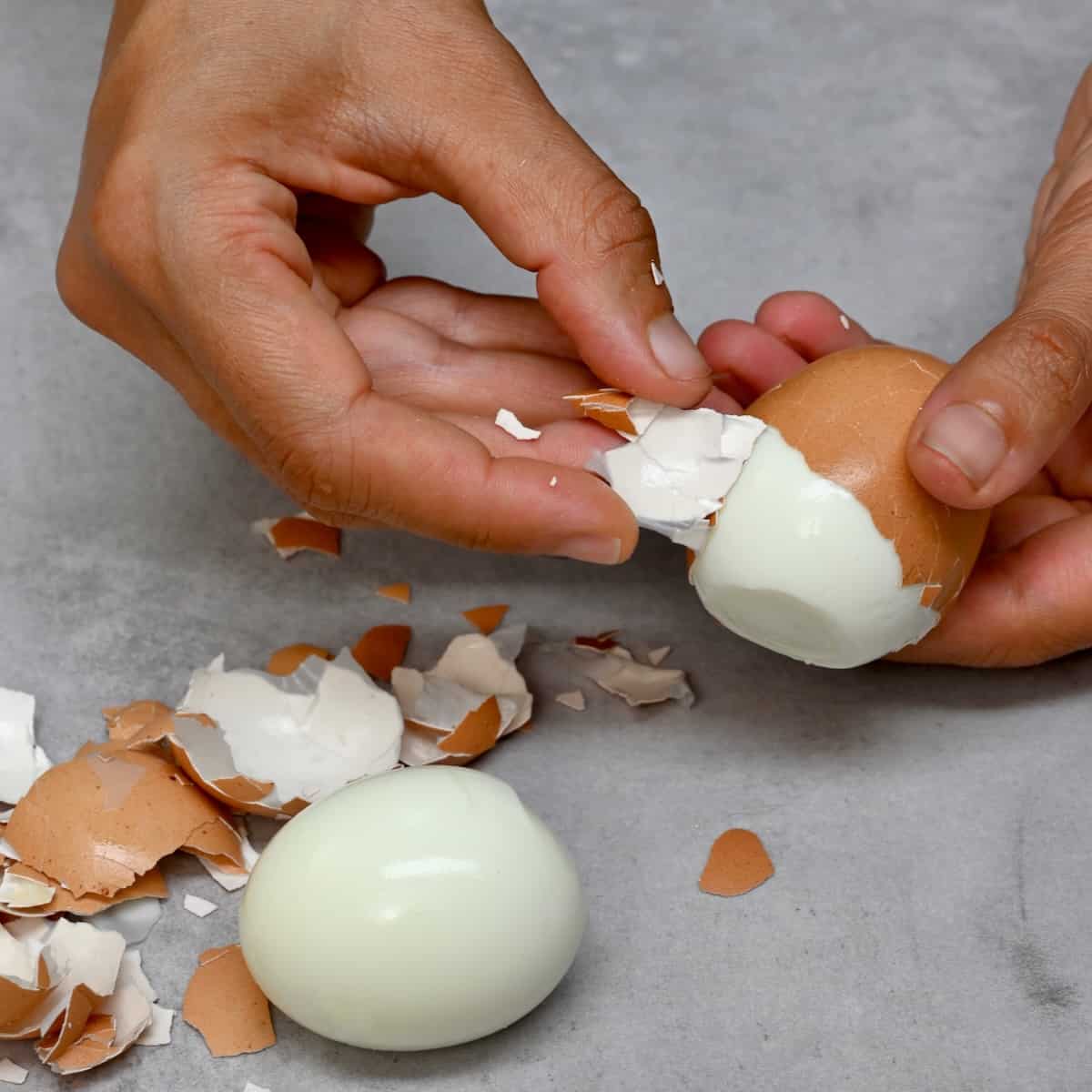 https://www.alphafoodie.com/wp-content/uploads/2023/08/How-to-Peel-Hard-Boiled-Eggs-square.jpeg